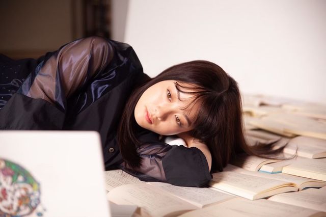 橋本環奈が帽子＆メガネで変装！『小説の神様』可愛すぎる場面カット（3枚目）