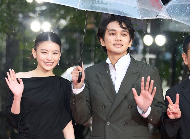 北村匠海＆出口夏希、相合傘でレッドカーペットへ：フォトギャラリー