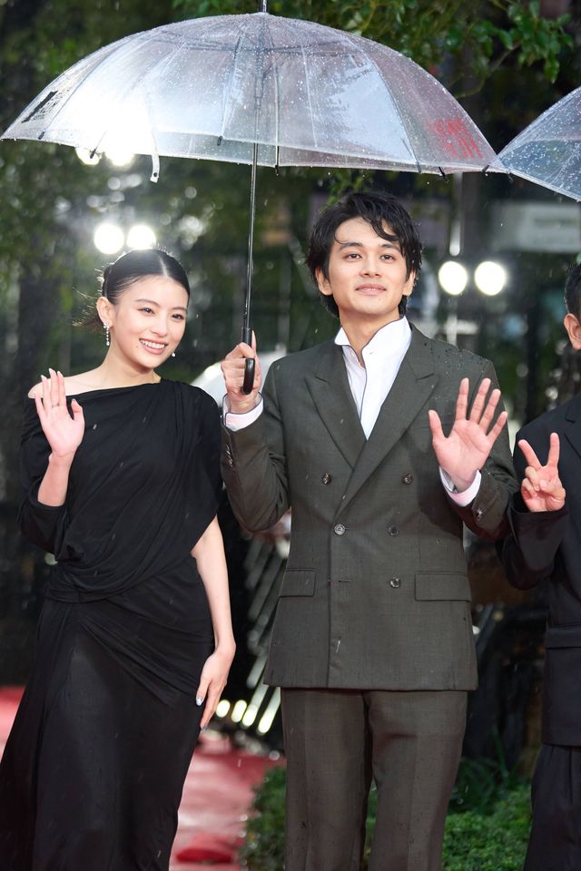 北村匠海＆出口夏希、相合傘でレッドカーペットへ（2枚目）