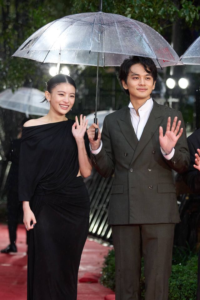 北村匠海＆出口夏希、相合傘でレッドカーペットへ（3枚目）