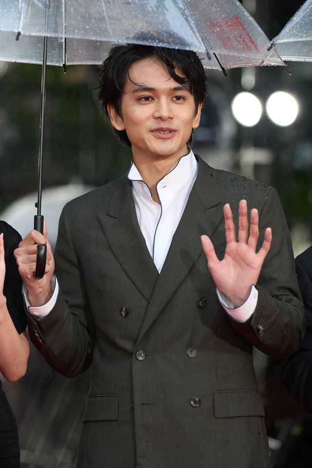 北村匠海＆出口夏希、相合傘でレッドカーペットへ（4枚目）