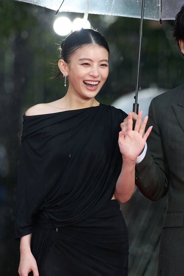 北村匠海＆出口夏希、相合傘でレッドカーペットへ（5枚目）