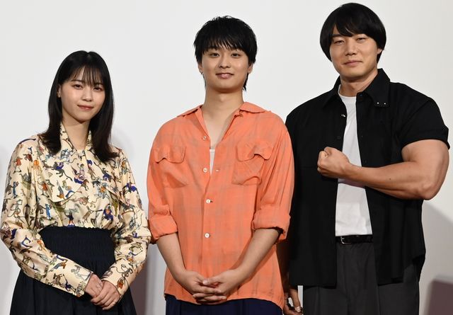 写真左から西野七瀬、奥平大兼、青木マッチョ。