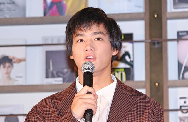 野村周平、ほほ笑みながら手を振る 映画『ビブリア古書堂の事件手帖』公開直前イベント:フォトギャラリー