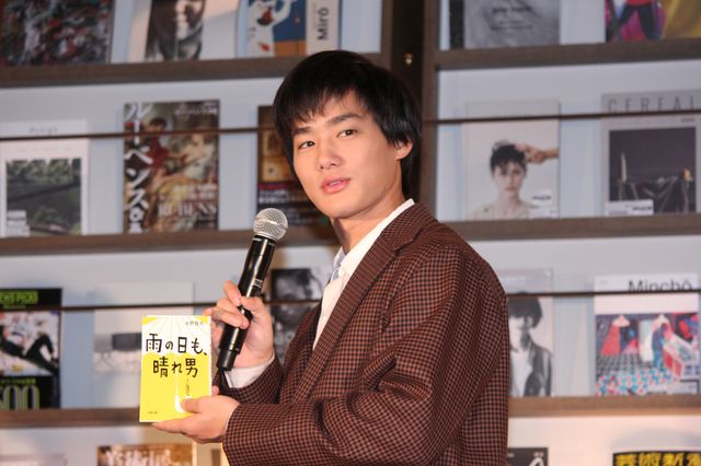 野村周平、ほほ笑みながら手を振る　映画『ビブリア古書堂の事件手帖』公開直前イベント（7枚目）