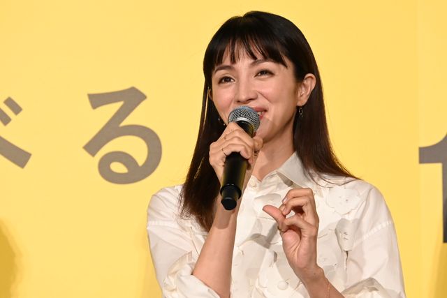 まるで女神！柴咲コウ、シースルーの装いでオダギリジョー、満島ひかりらと登壇　『兄を持ち運べるサイズに』プレミア上映会（14枚目）