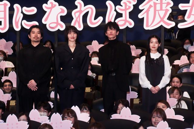 佐藤健×長澤まさみ×森七菜、黒コーデで登壇！『四月になれば彼女は』初日舞台挨拶：フォトギャラリー