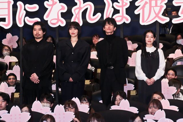 佐藤健×長澤まさみ×森七菜、黒コーデで登壇！『四月になれば彼女は』初日舞台挨拶（4枚目）