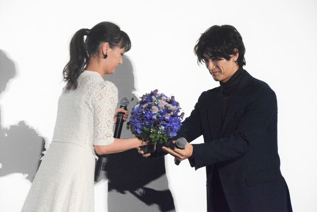 三浦春馬、笑顔で花束受け取る！映画『アイネクライネナハトムジーク』大ヒット御礼舞台あいさつ（2枚目）