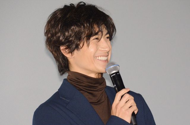 三浦春馬、笑顔で花束受け取る！映画『アイネクライネナハトムジーク』大ヒット御礼舞台あいさつ（3枚目）