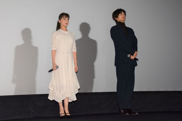 三浦春馬、笑顔で花束受け取る！映画『アイネクライネナハトムジーク』大ヒット御礼舞台あいさつ（4枚目）