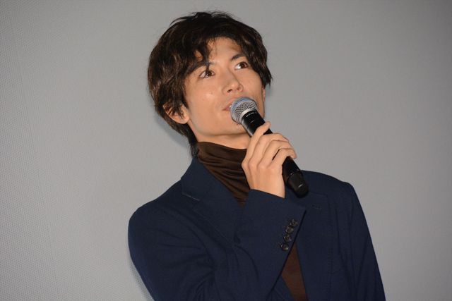 三浦春馬、笑顔で花束受け取る！映画『アイネクライネナハトムジーク』大ヒット御礼舞台あいさつ（5枚目）