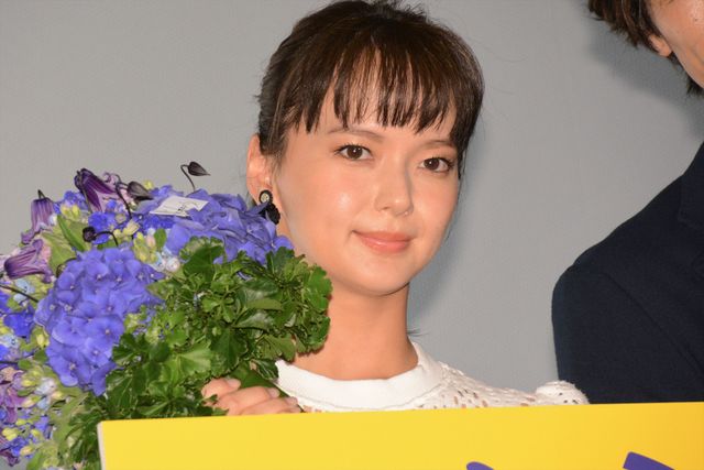 三浦春馬、笑顔で花束受け取る！映画『アイネクライネナハトムジーク』大ヒット御礼舞台あいさつ（8枚目）