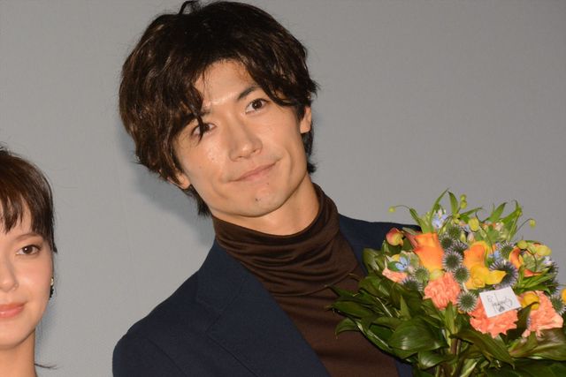 三浦春馬、笑顔で花束受け取る！映画『アイネクライネナハトムジーク』大ヒット御礼舞台あいさつ（9枚目）
