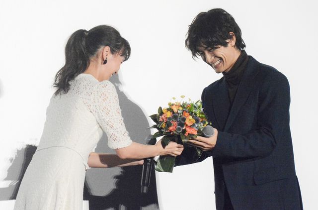 三浦春馬、笑顔で花束受け取る！映画『アイネクライネナハトムジーク』大ヒット御礼舞台あいさつ（10枚目）