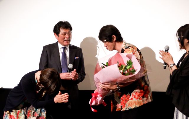 赤井夫妻が上西雄大監督に感謝！『ねばぎば　新世界』初日舞台あいさつ：フォトギャラリー