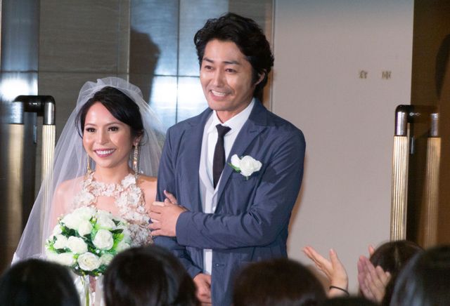 映画『愛しのアイリーン』の完成披露で新妻役のナッツ・シトイとともに登場した安田顕