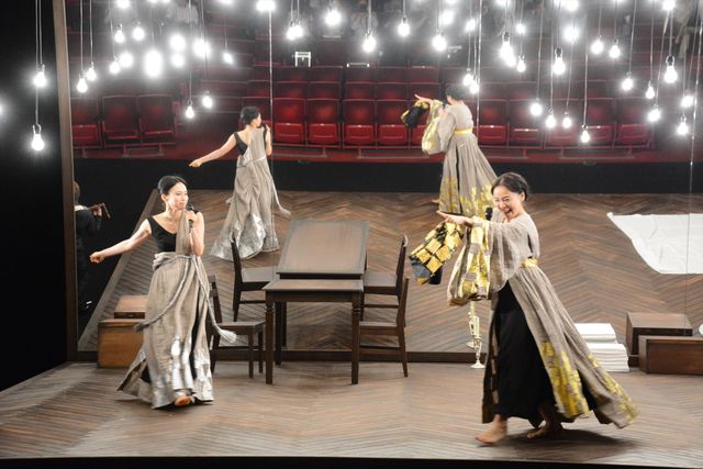 中谷美紀・神野三鈴の妖艶なキスシーンも！舞台「メアリー・ステュアート」開幕直前会見＆公開フォトコール（5枚目）