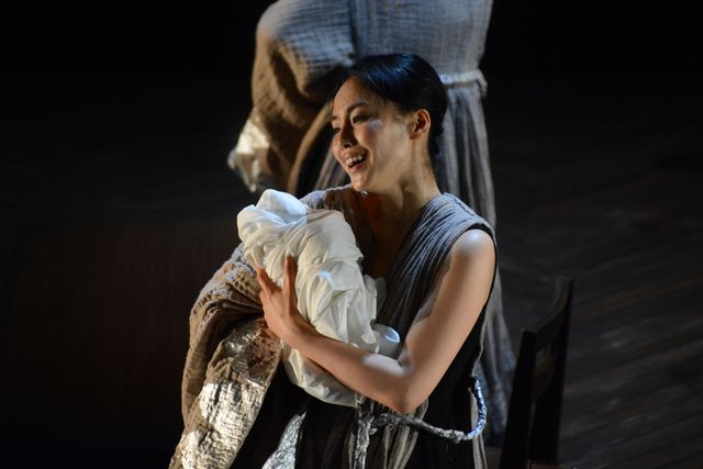 中谷美紀・神野三鈴の妖艶なキスシーンも！舞台「メアリー・ステュアート」開幕直前会見＆公開フォトコール（9枚目）