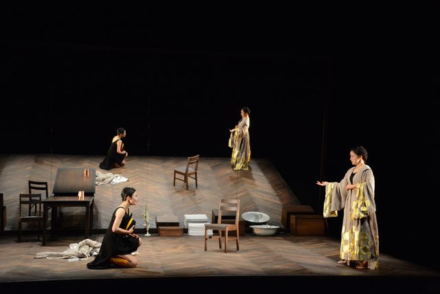 中谷美紀・神野三鈴の妖艶なキスシーンも！舞台「メアリー・ステュアート」開幕直前会見＆公開フォトコール（11枚目）