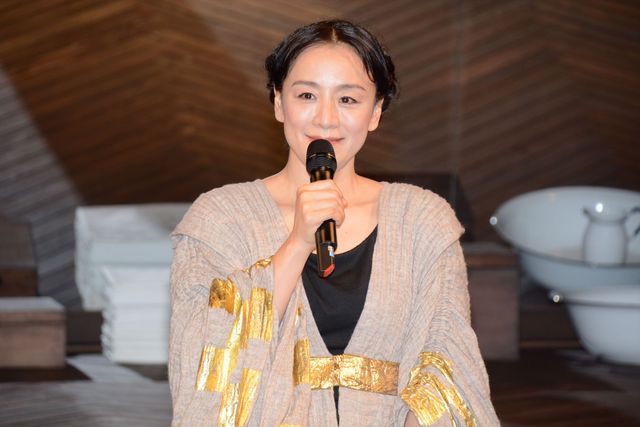 中谷美紀・神野三鈴の妖艶なキスシーンも！舞台「メアリー・ステュアート」開幕直前会見＆公開フォトコール（16枚目）