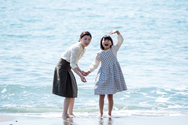 海での幸せそうなひととき…「虎に翼」第20週「稼ぎ男に繰り女？」第96回（2枚目）