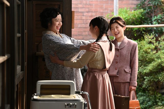 海での幸せそうなひととき…「虎に翼」第20週「稼ぎ男に繰り女？」第96回（4枚目）