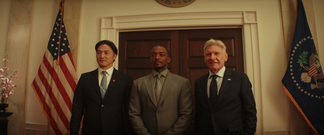 左から平岳大、アンソニー・マッキー、ロス米大統領役のハリソン・フォード