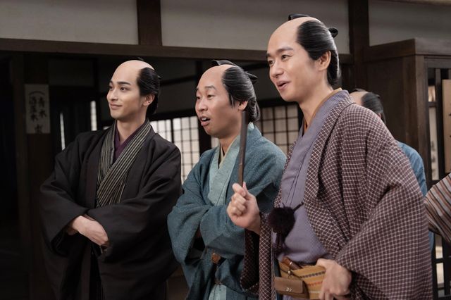 第40回「尽きせぬは欲の泉」より蔦屋重三郎（横浜流星）、勝川春章（前野朋哉）、北尾重政（橋本淳）