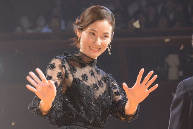 お似合いすぎ！織田裕二、吉田羊の手を取りエスコート！『ボク妻。』完成披露フォトギャラリー（16枚目）