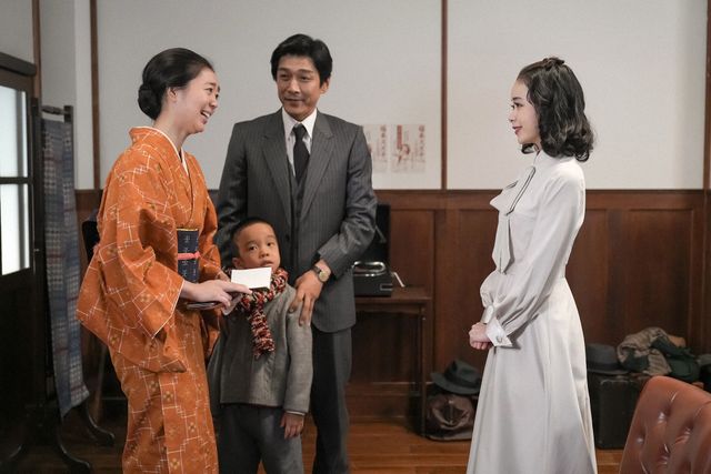 ある女性が子どもを連れて…「ブギウギ」第59回の場面写真：フォトギャラリー