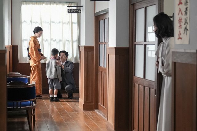 ある女性が子どもを連れて…「ブギウギ」第59回の場面写真（2枚目）