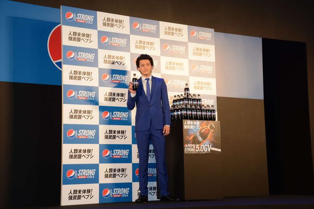 小栗旬、飲みっぷりもカッコイイ！「ペプシストロング5.0GV」新CM発表会ギャラリー（10枚目）
