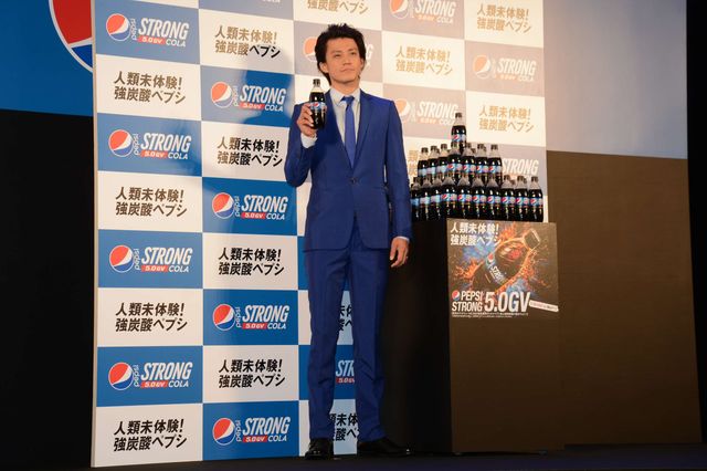 小栗旬、飲みっぷりもカッコイイ！「ペプシストロング5.0GV」新CM発表会ギャラリー（11枚目）