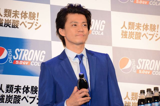 小栗旬、飲みっぷりもカッコイイ！「ペプシストロング5.0GV」新CM発表会ギャラリー（12枚目）