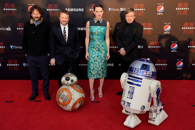 12月20日、中国・上海にあるディズニー・リゾートで、映画『スター・ウォーズ/最後のジェダイ』のプレミア上映会が開催され、ライアン・ジョンソン監督(左から2人目)や、デイジー・リドリー(右から2人目)、マーク・ハミル(右)らがレッドカーペットに登場した