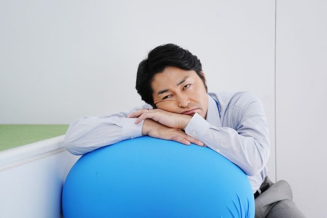 “ロミオ”安田顕！『家に帰ると妻が必ず死んだふりをしています。』：フォトギャラリー