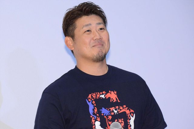 ティラノサウルス＆ラプトルに挟まれる松坂大輔投手：フォトギャラリー