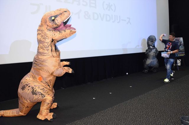 ティラノサウルス＆ラプトルに挟まれる松坂大輔投手（3枚目）