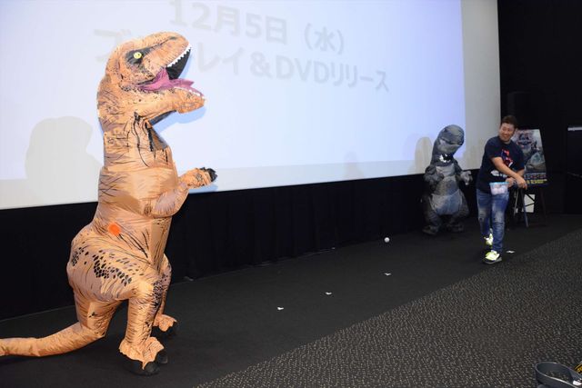 ティラノサウルス＆ラプトルに挟まれる松坂大輔投手（4枚目）