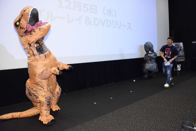 ティラノサウルス＆ラプトルに挟まれる松坂大輔投手（5枚目）