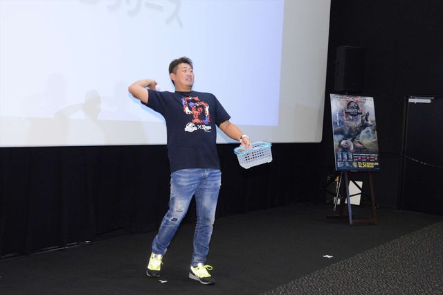 ティラノサウルス＆ラプトルに挟まれる松坂大輔投手（6枚目）