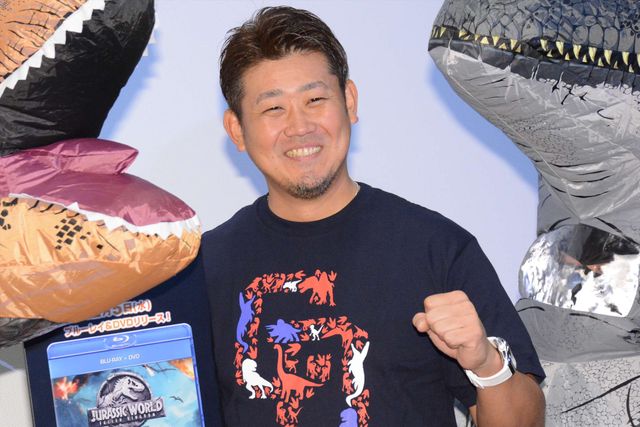 ティラノサウルス＆ラプトルに挟まれる松坂大輔投手（7枚目）