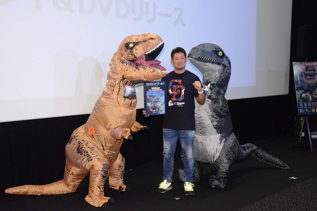 ティラノサウルス＆ラプトルに挟まれる松坂大輔投手（8枚目）