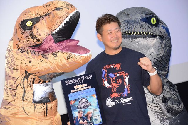 ティラノサウルス＆ラプトルに挟まれる松坂大輔投手（9枚目）