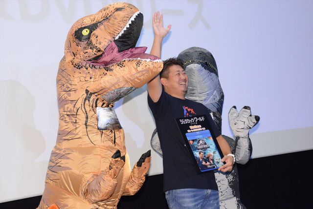 ティラノサウルス＆ラプトルに挟まれる松坂大輔投手（10枚目）