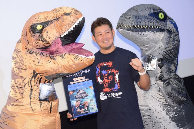 ティラノサウルス＆ラプトルに挟まれる松坂大輔投手（11枚目）
