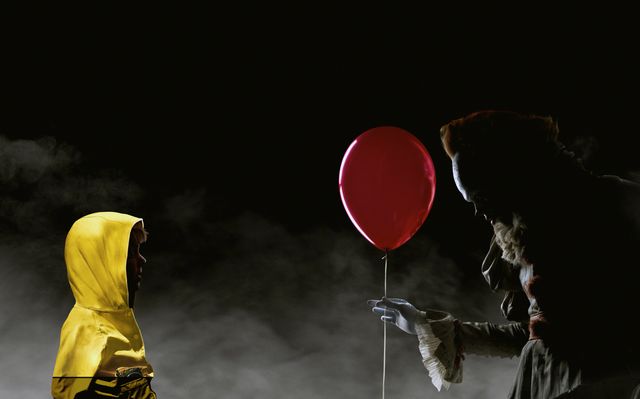 【5枚】前作『IT／イット　“それ”が見えたら、終わり。』のペニーワイズ（4枚目）