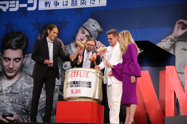 お茶目なポーズもいっぱい…！ブラピ来日『ウォー・マシーン：戦争は話術だ！』ジャパンプレミア（36枚目）