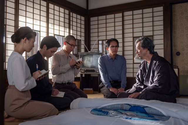 多岐川（滝藤賢一）＆小橋（名村辰）＆稲垣（松川尚瑠輝）が抱き合って…「虎に翼」第24週「女三人あれば身代が潰れる？」第120回（4枚目）